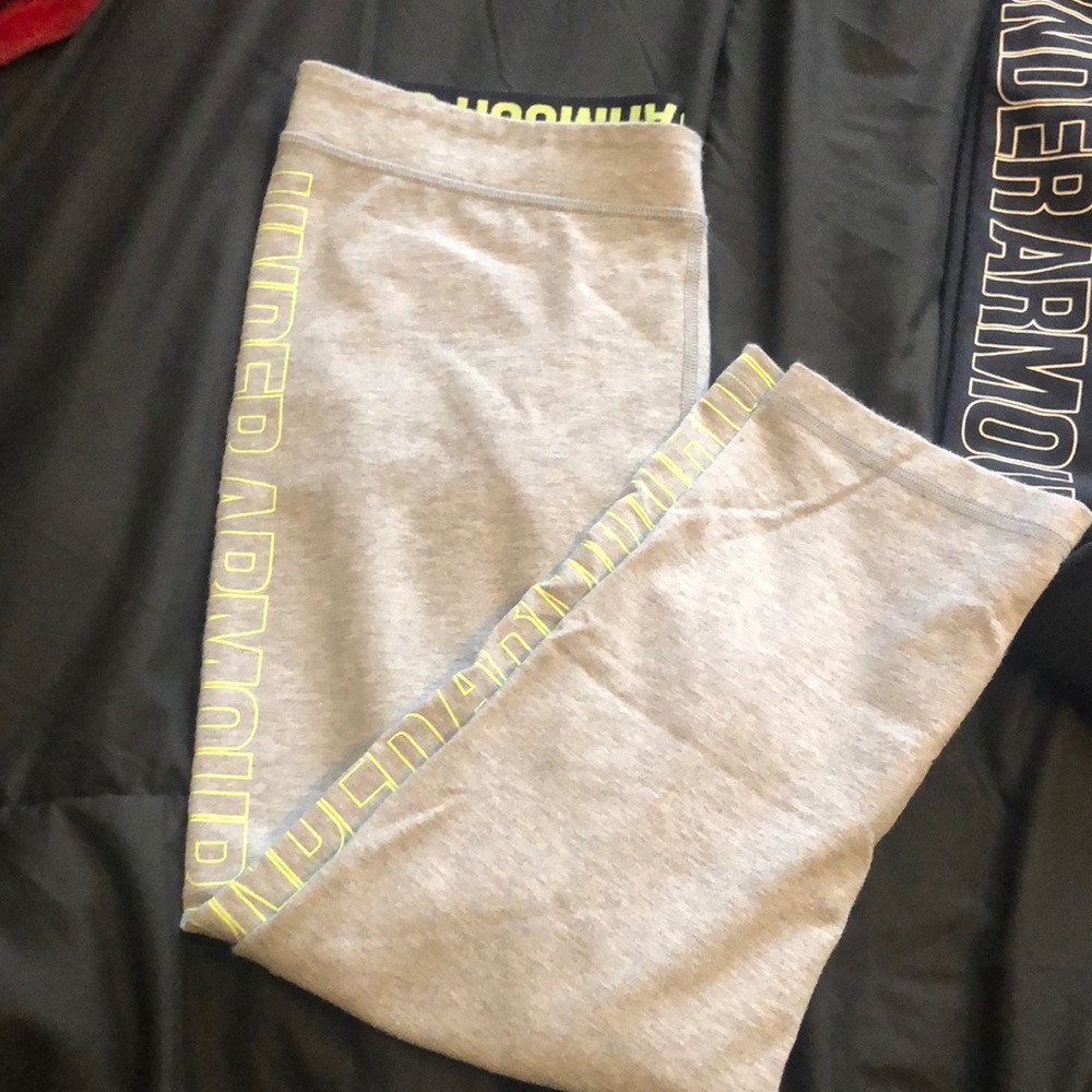 2 pairs Under Armor medium compression capris grey/black